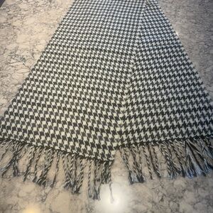Elegant Black and White Houndstooth Scarf